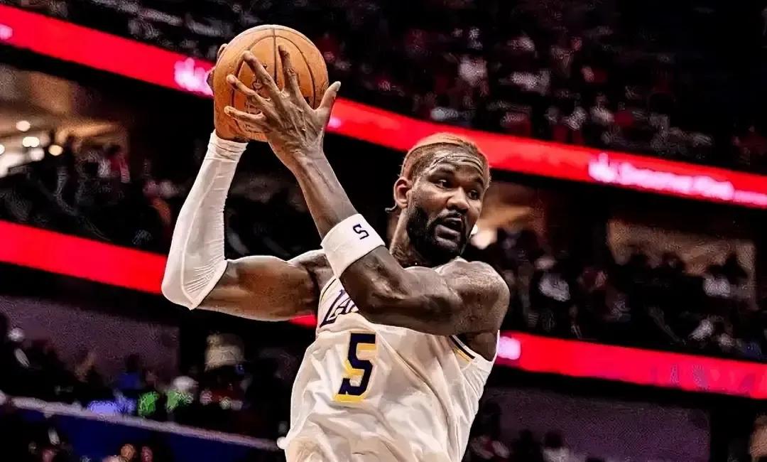 艾顿半场没打完就捂着膝盖回更衣室，湖人刚稳住的内线又悬了。
前一天他因病缺席训练