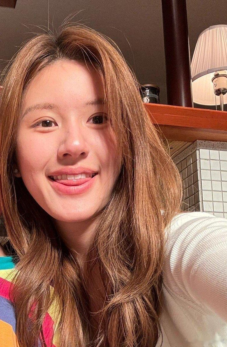 赵露思怎么感觉嘴歪眼斜的？ ​​​