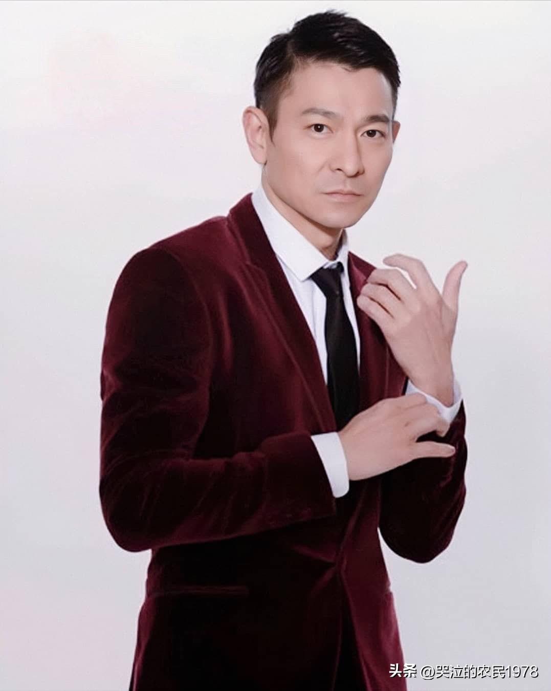 刘德华和沈腾比谁更厉害？
讲演技，刘德华演的那些没有任何一个特色，换任何一个人都