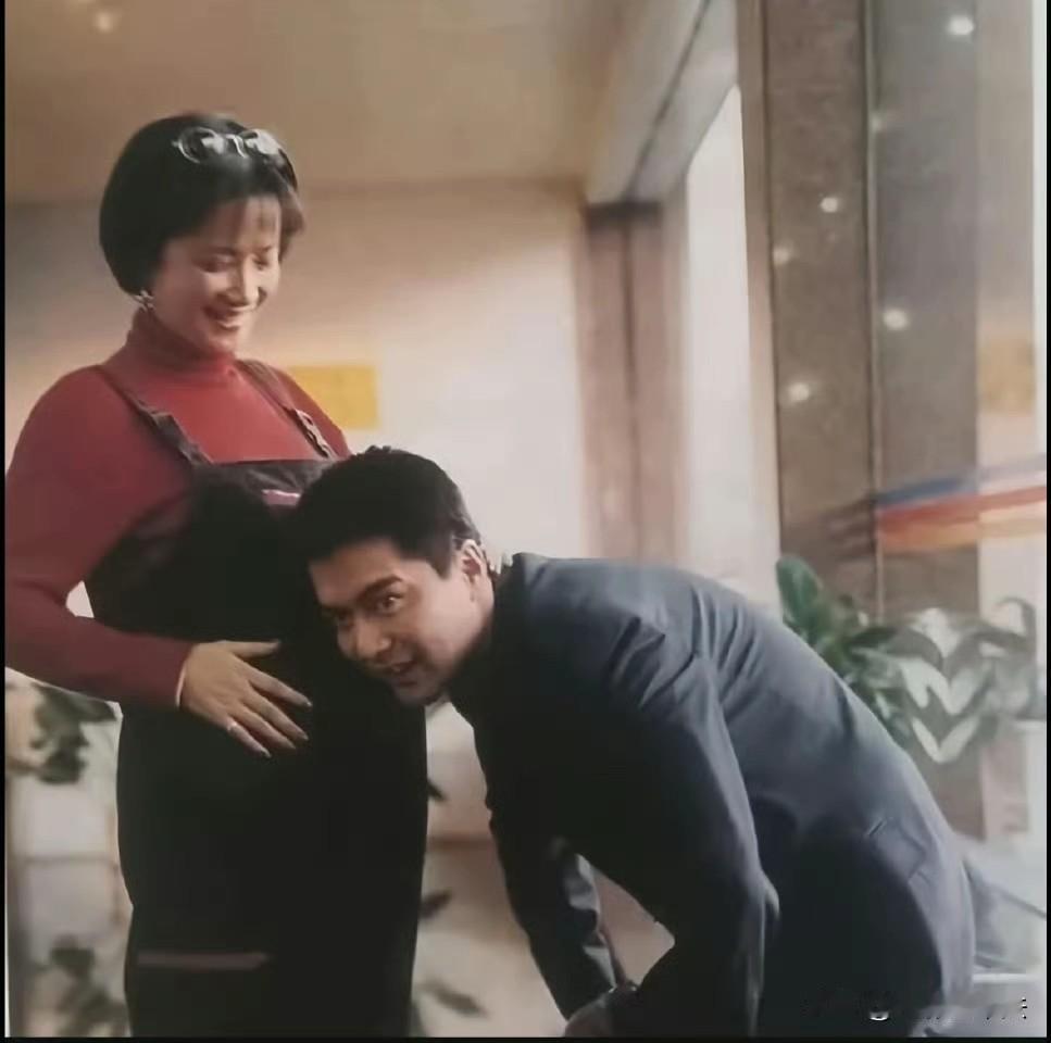 何晴是许亚军的第三任妻子，许亚军和第二任妻子刚离婚就和何晴在一起了，因此被很多人