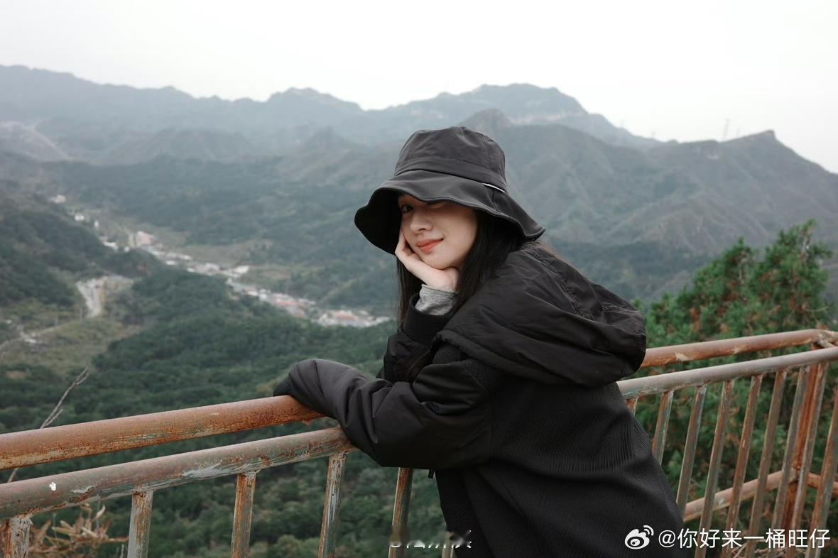 娱乐[超话]陆妍淇爬山plog陆妍淇爬山明信片超清新的一组图～ ​​​