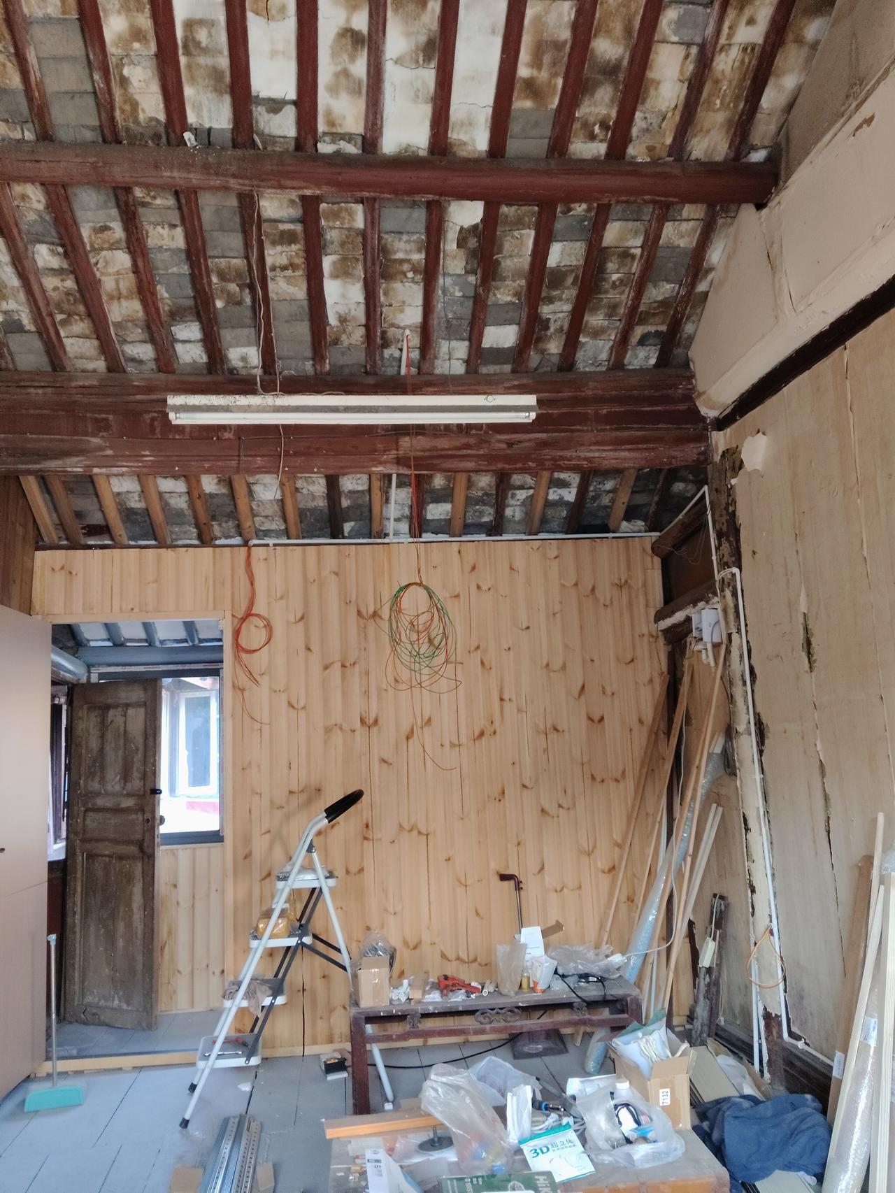 《老屋重生》

你说我那倔老头啊，76岁了，脑袋还跟打了鸡血似的，停不下来！刚开