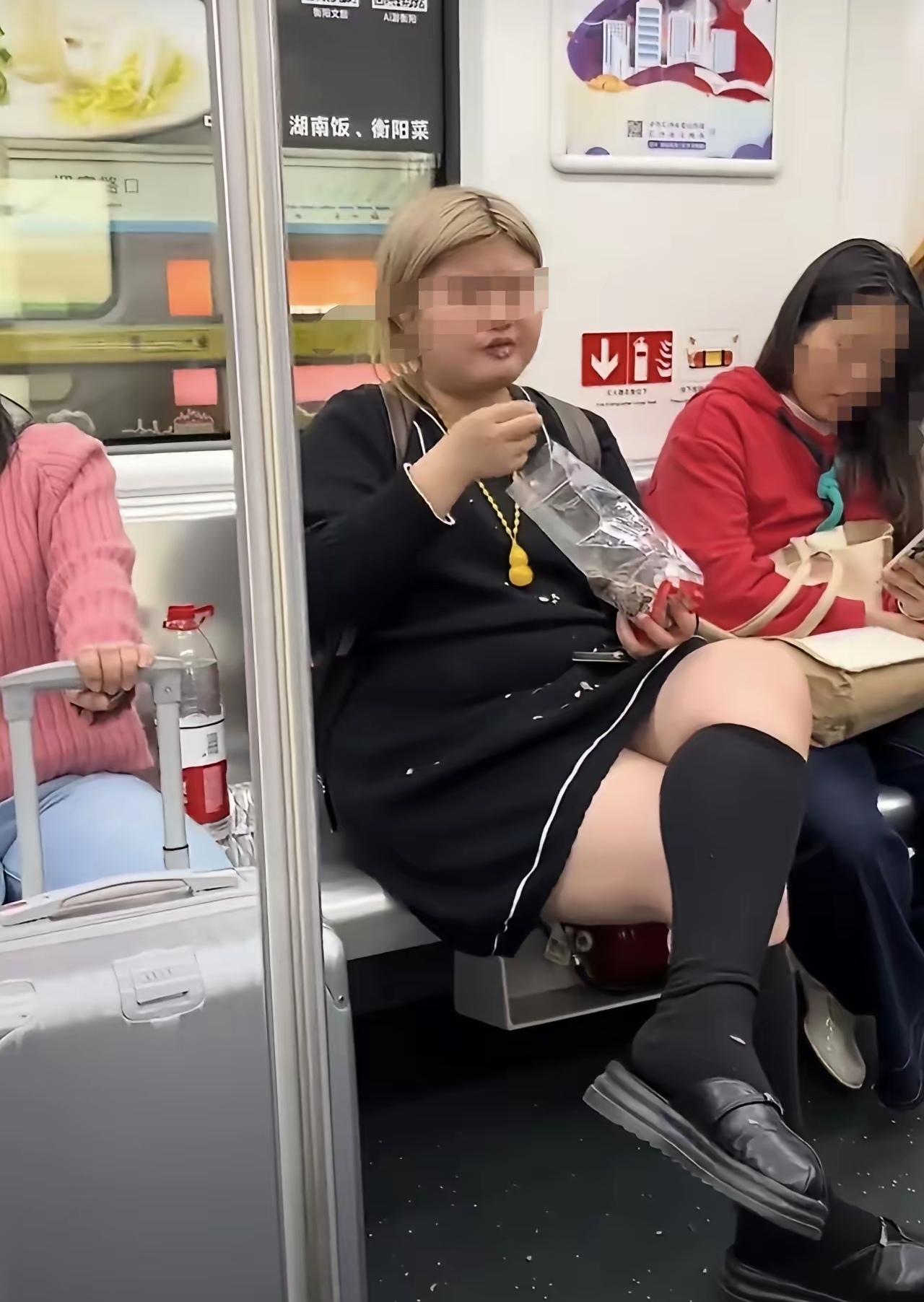 地铁车厢里，一位金发辣妹正若无其事地嗑着瓜子，动作之自然，仿佛身处自家的客厅。但