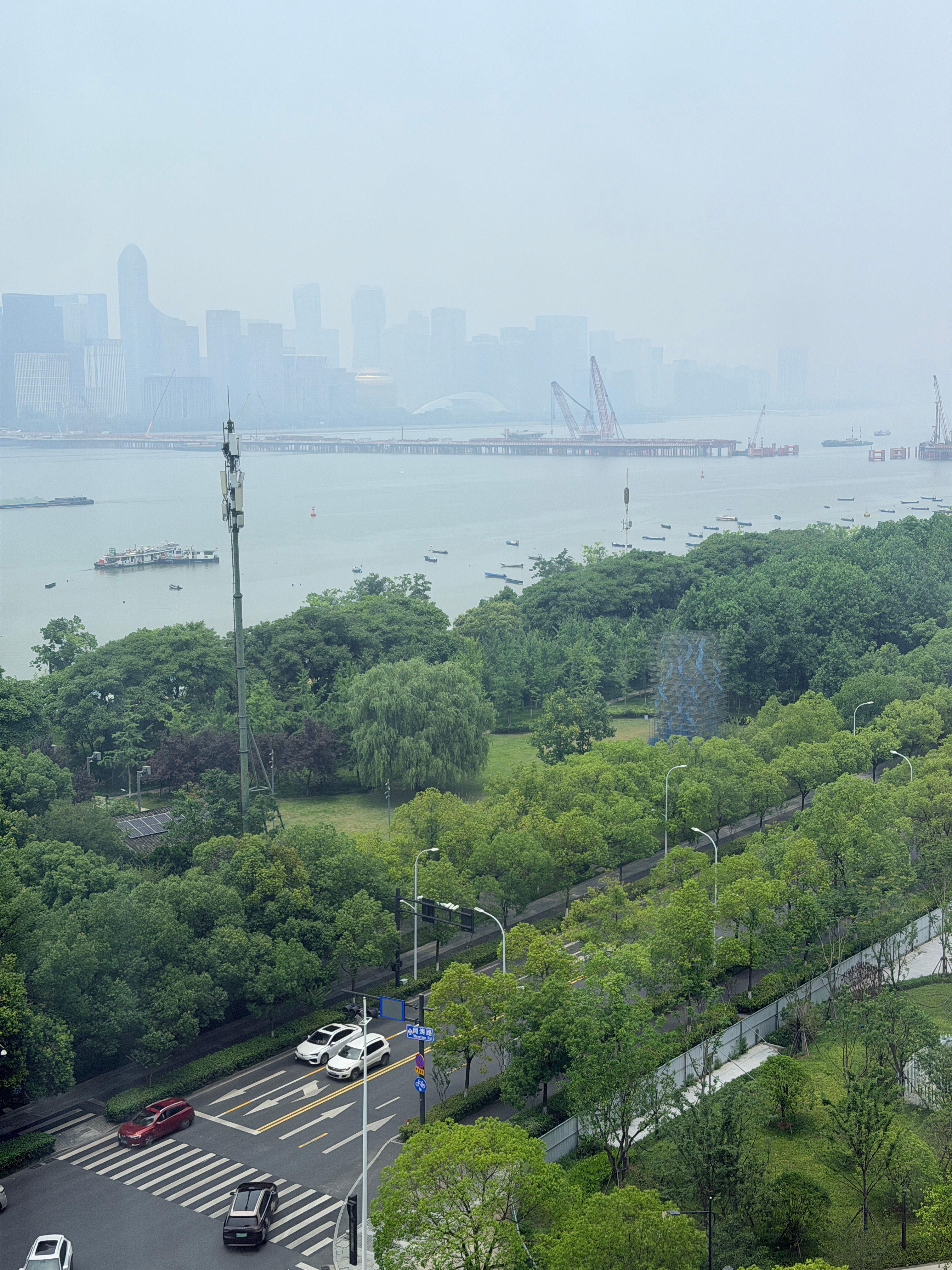 中午好，睡到自然醒，吃完早饭拉开窗帘看看江景～启境GT7这次的物料真的挺有仪式感