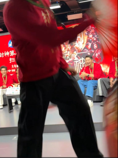 于适扇子甩出残影 只见于适用甩出扇子，空气中瞬间留下一道道残影，这样的速度和力量