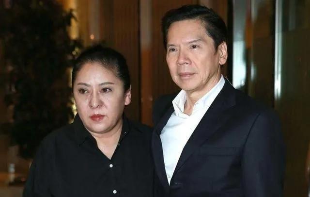 向华强说父亲从来没有管过自己，他也从来没叫过一声爸爸。

向华强的父亲是一名国民