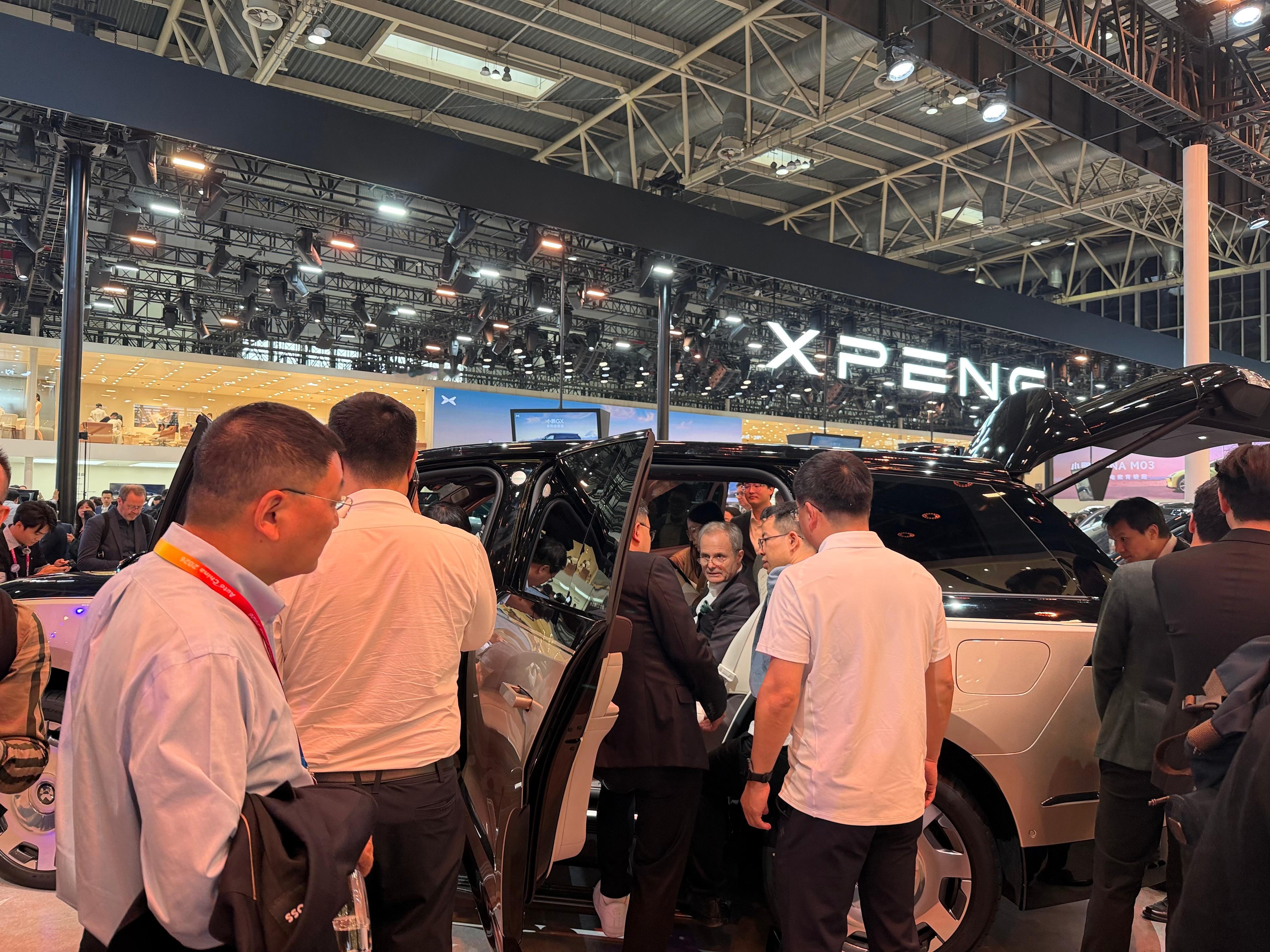 2026北京车展 蔚来ES9这么火爆的吗？全都围着在拍，挤都挤不进 ~智驾数码团