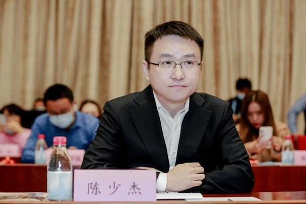 斗鱼原CEO竟被通报开赌场被抓 可见其恶习不改！
首先，从陈少杰履历就可看出，他