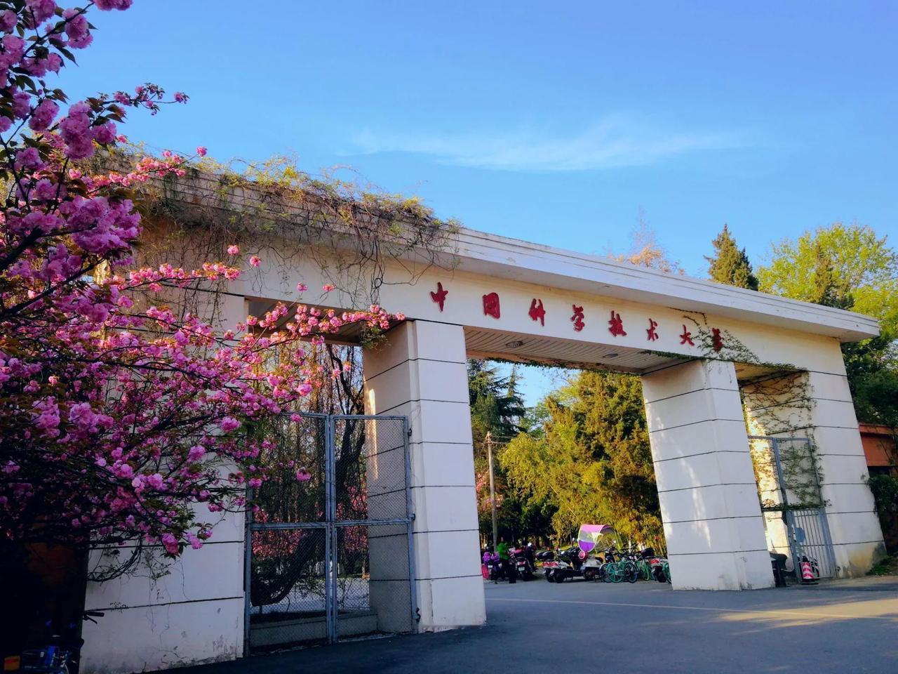 毕业可以端上铁饭碗的8条升学就业路径
 
1、考军校。毕业包分配，免学费、发津贴