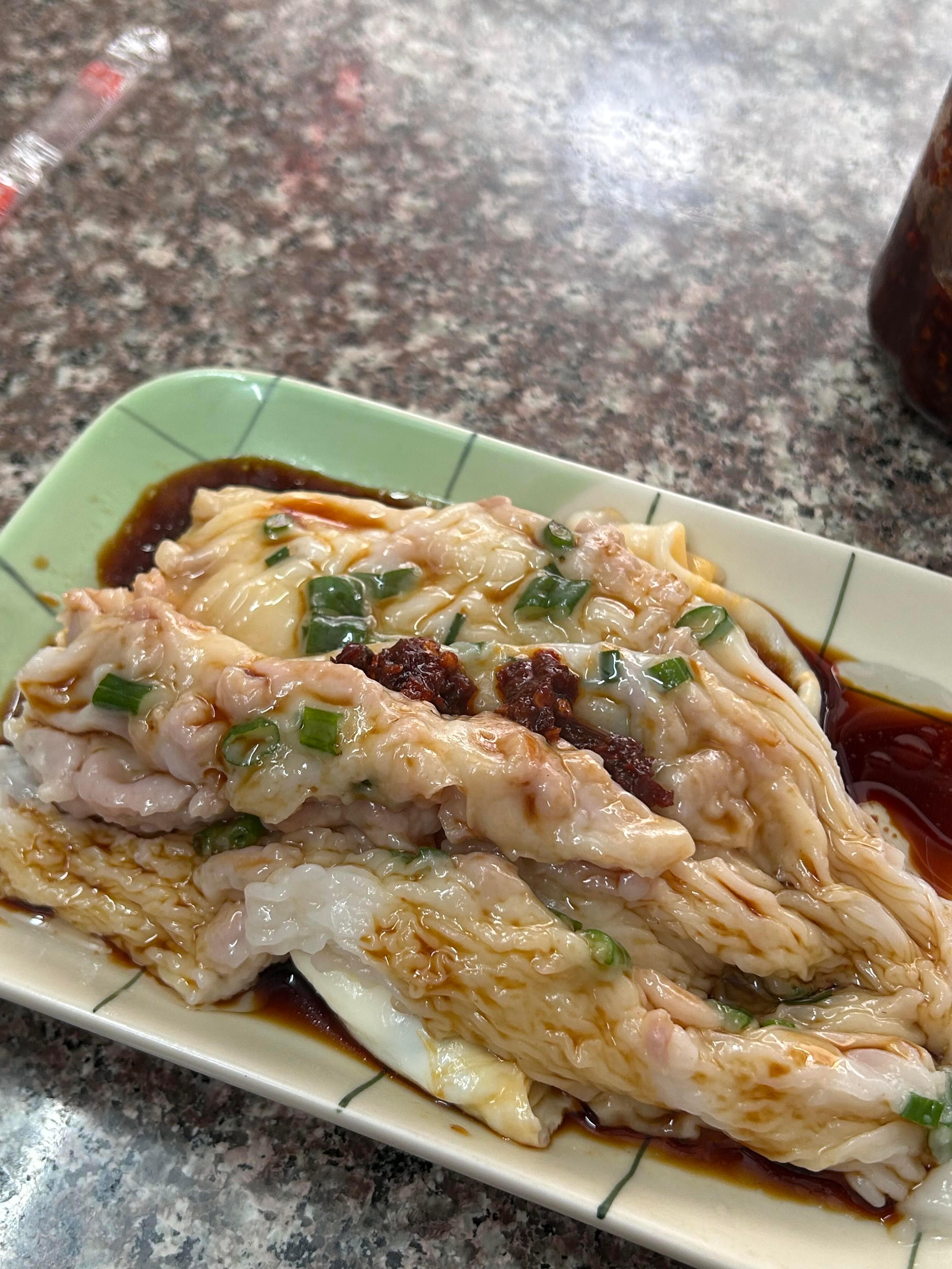 吃过最豪华的肠粉是在汕头，牛肉豆芽生菜肠粉，肉塞满了，才8块。在这边吃就素肠粉加