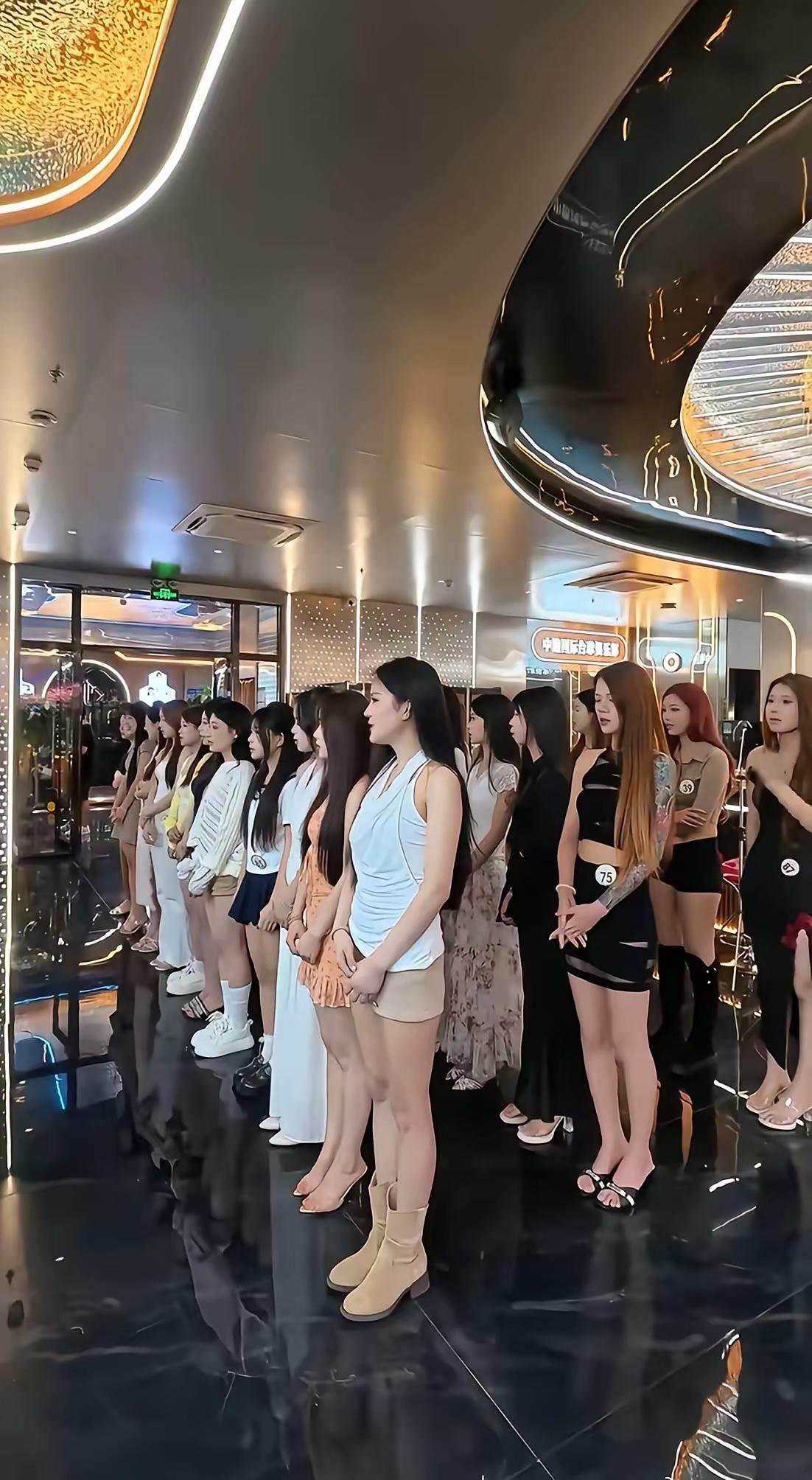 台球室这么多美女是做什么的?是不是转行过来的
