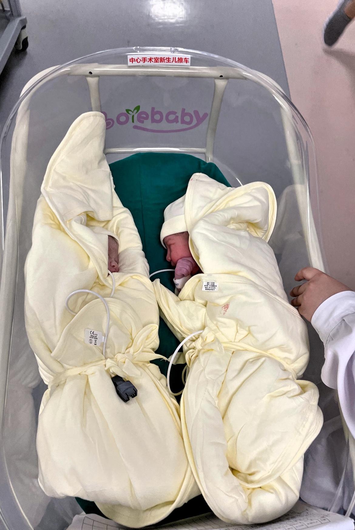 真的太解气了！上海这位姑娘怀双胞胎，却被男方用彩礼算计，最后果断放手独自带娃，活