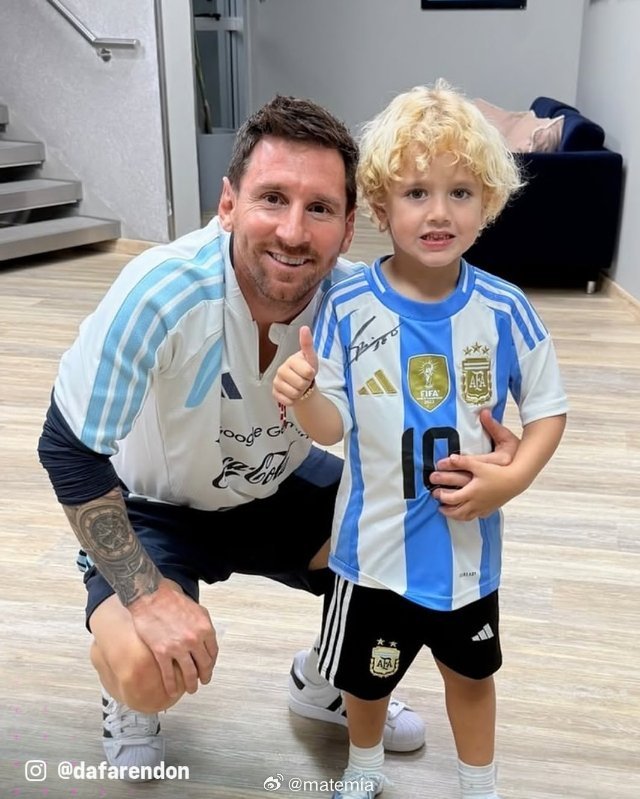👦河床门将阿尔马尼的小儿子和叔叔梅西合影啦，还得到了签名阿玛和妻子在社媒上分享