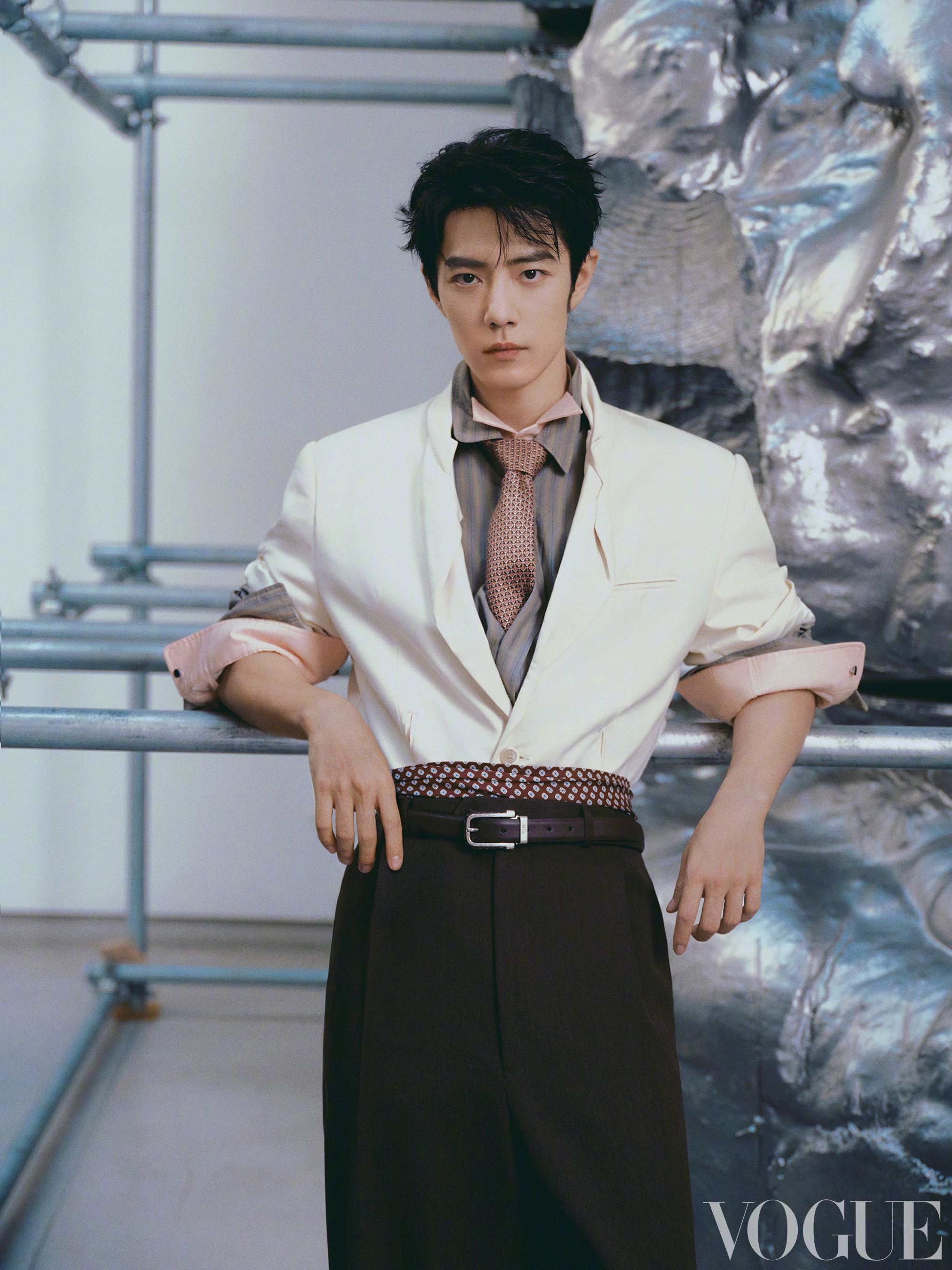 肖战首个VOGUE封面大片全套释出，不仅创下VC创刊以来首位单人坐镇银十男星的纪