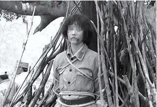 1950 年，我军在甘肃逮捕一女匪首，竟是失散 14 年的红军排长。当战士们将她