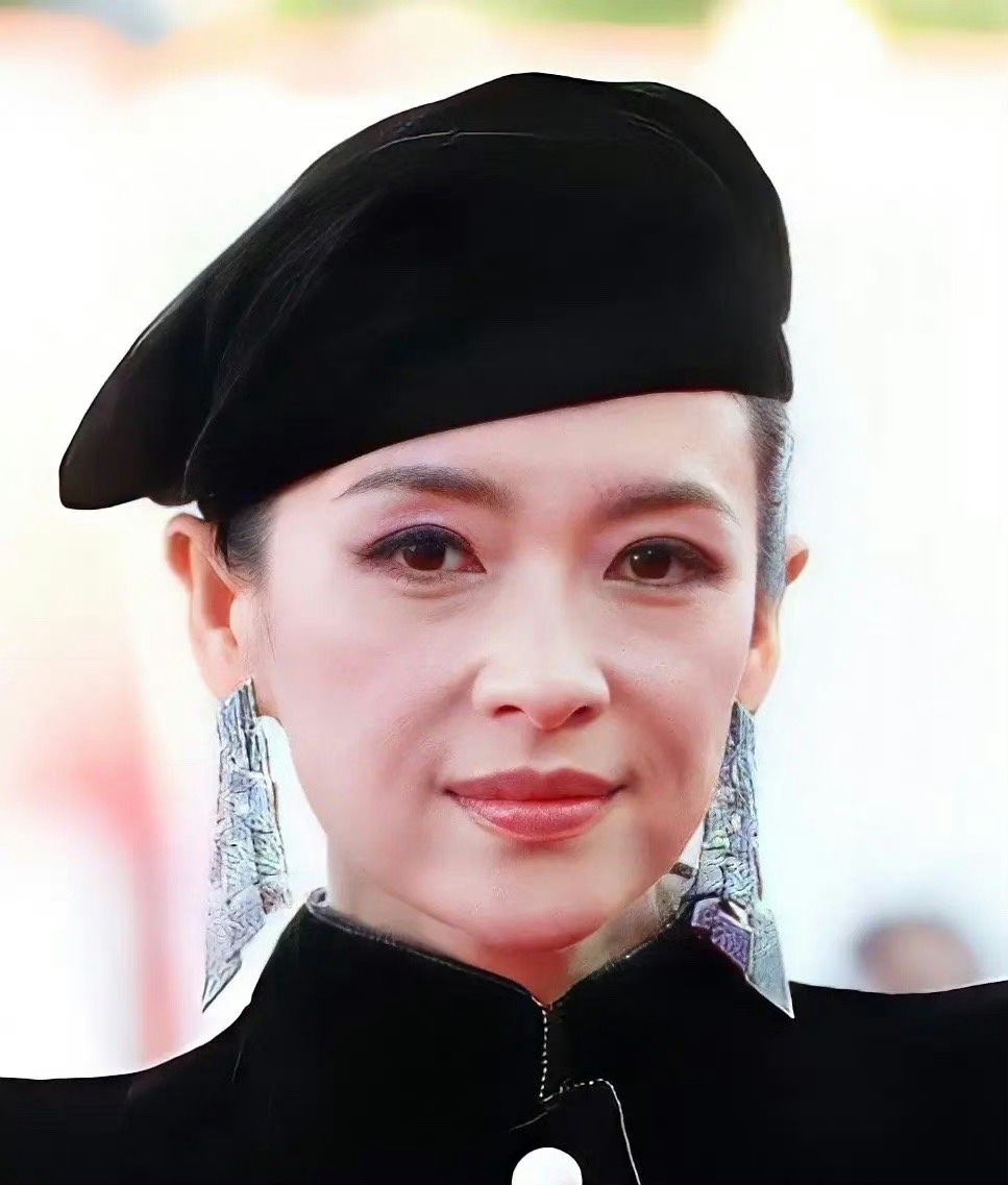 章子怡的法令纹也太重，笑容看起来都不自然了 ​​​