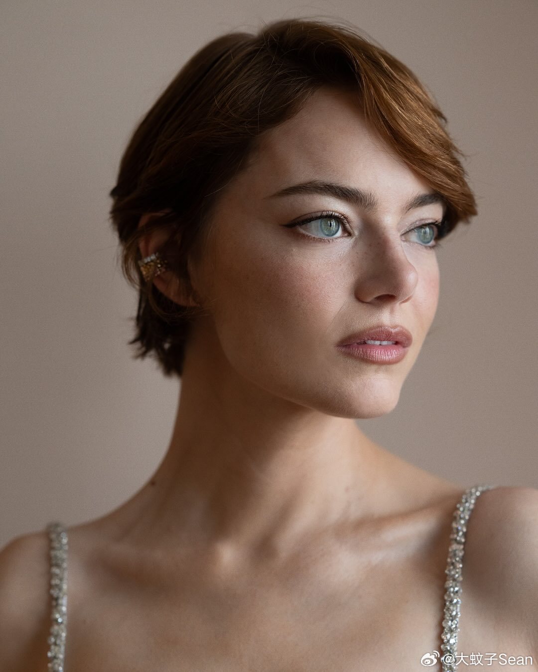 emma stone艾玛斯通在这一届威尼斯电影节上身着Louis Vuitton