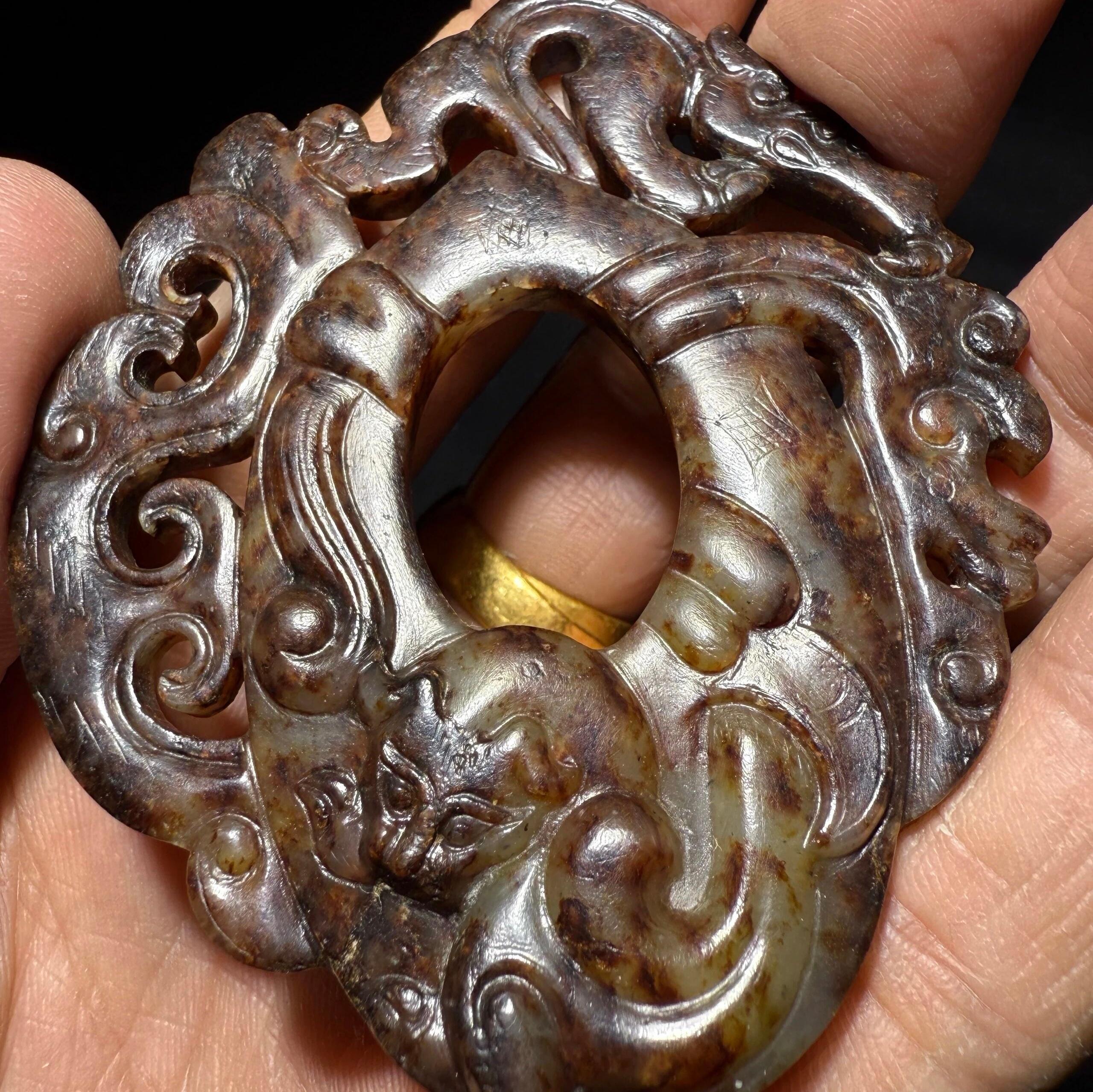 高古玉 汉代鸡心佩，新疆和田青玉质地，雕工一流，沁色斑斓，以黑色为主，特有熟旧感