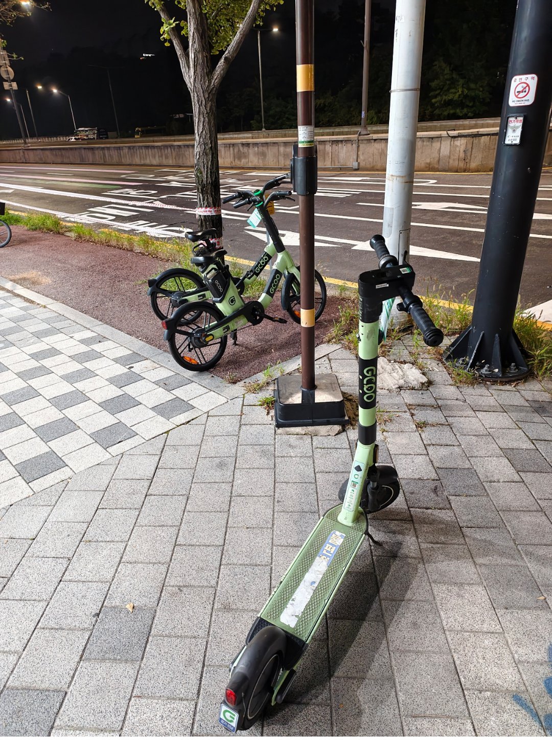 韩国的公共交通除了我们熟悉的共享单车，共享电单车，还有共享滑板车。[允悲]给我馋