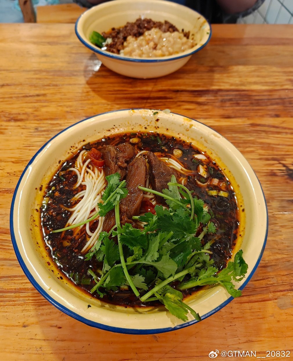 巴卡，想了多少年重庆的面，和成都的不是一个水平。 