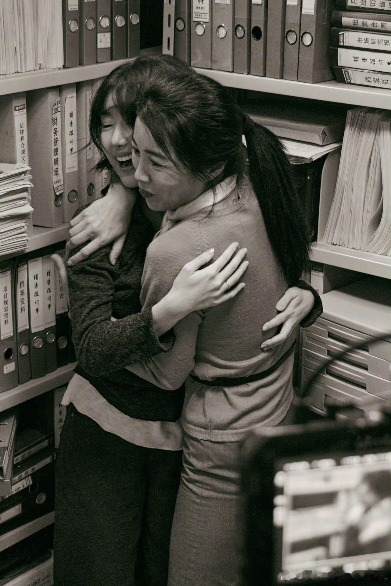 毛晓彤一口气发了18宫格幕后花絮毛晓彤收官售后超用心，认真侧影与角色余温真的好戳