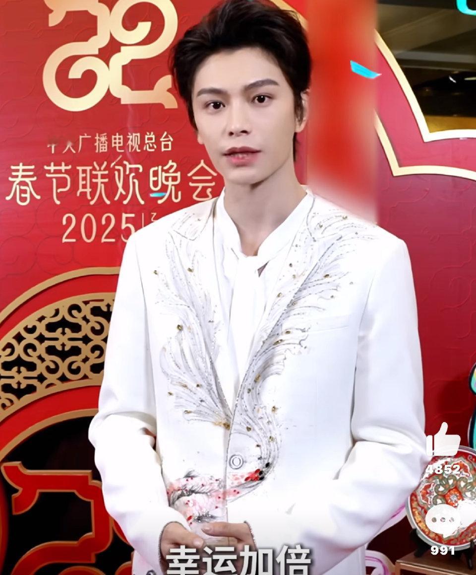 丁禹兮小时候看春晚长大上春晚 丁禹兮从小热爱春晚，成长后终于登上春晚舞台。他的人