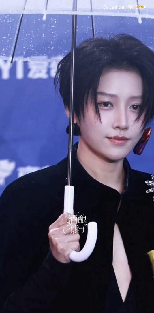 北影节红毯妈呀，刘雨昕今天好温柔