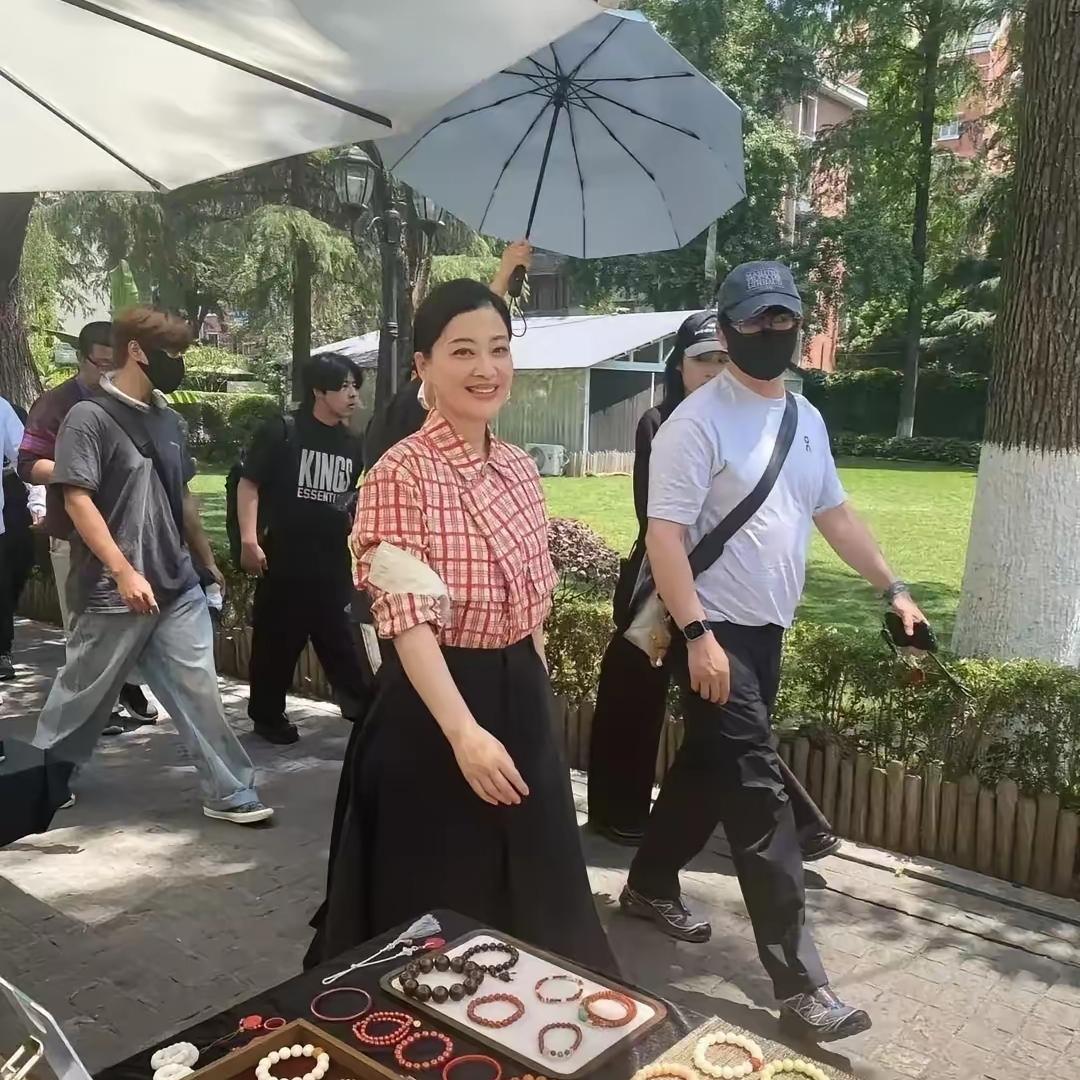 碰到梅婷了！
远远瞅着状态还行，
走近一看，算不上惊艳大美女。

       