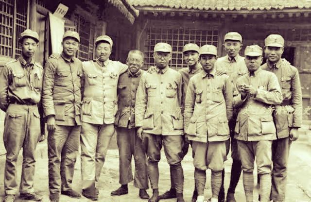 一群走向抗日战场的红军将帅
 
【配图说明：1938年延安，美国记者汉森拍摄的珍
