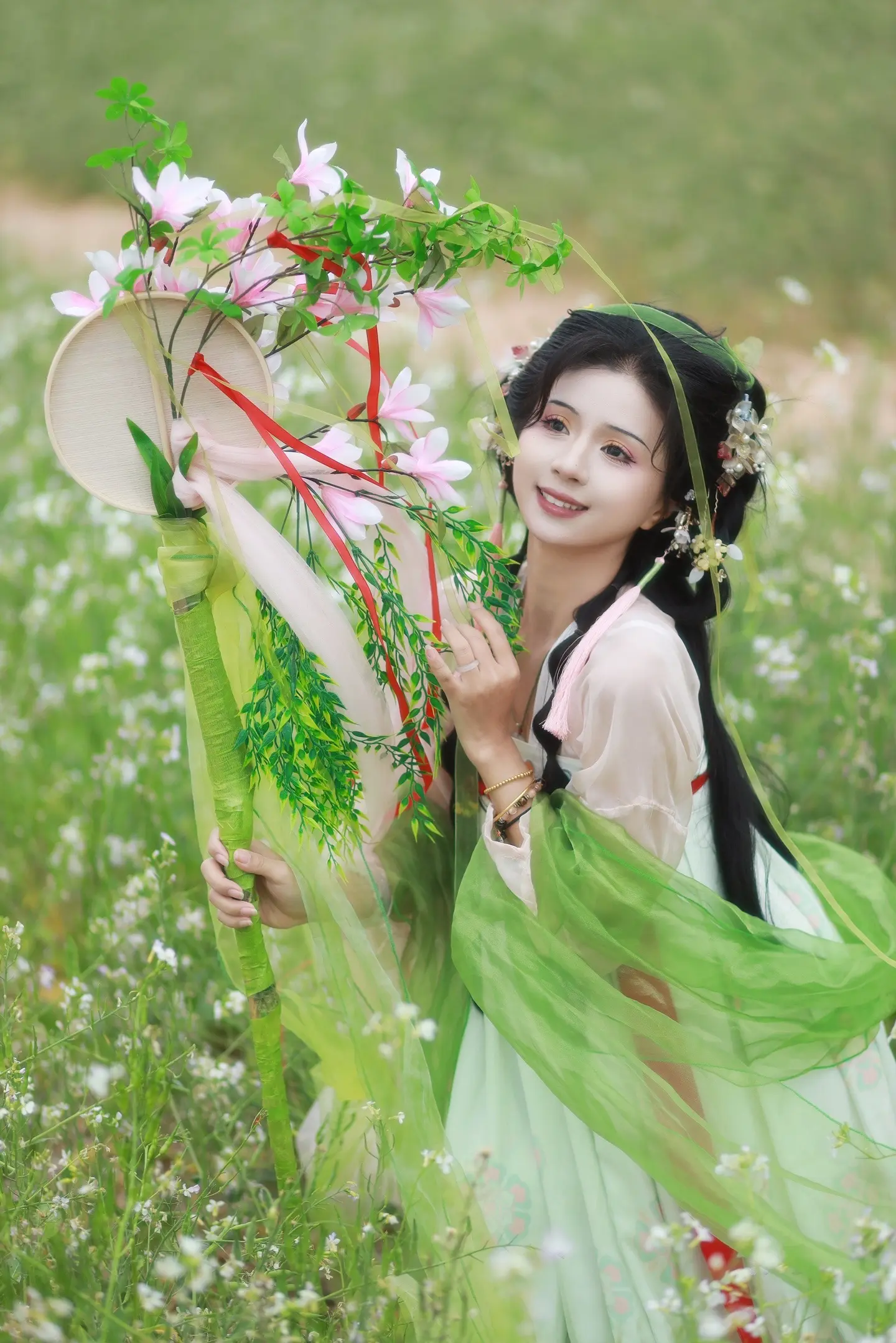 苏苏春天穿汉服去拍花。
