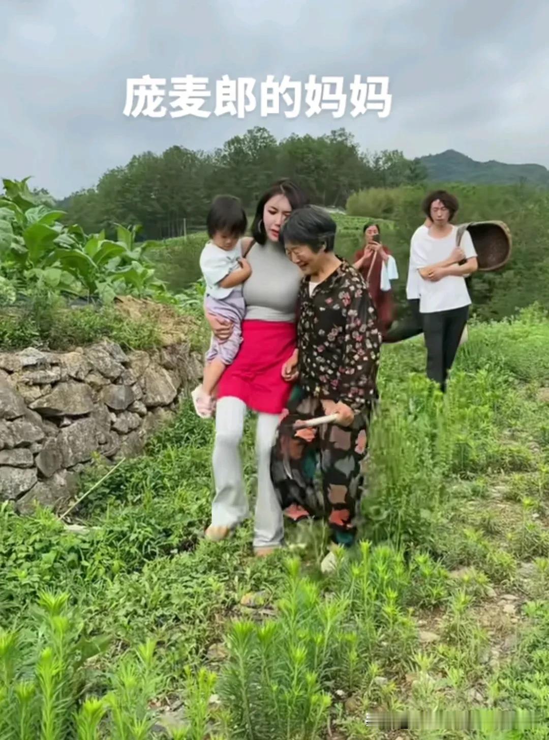 看样子，庞麦郎的母亲很喜欢眼前这个女人呀！既孝顺，又热情，无话不谈，要身材有身材