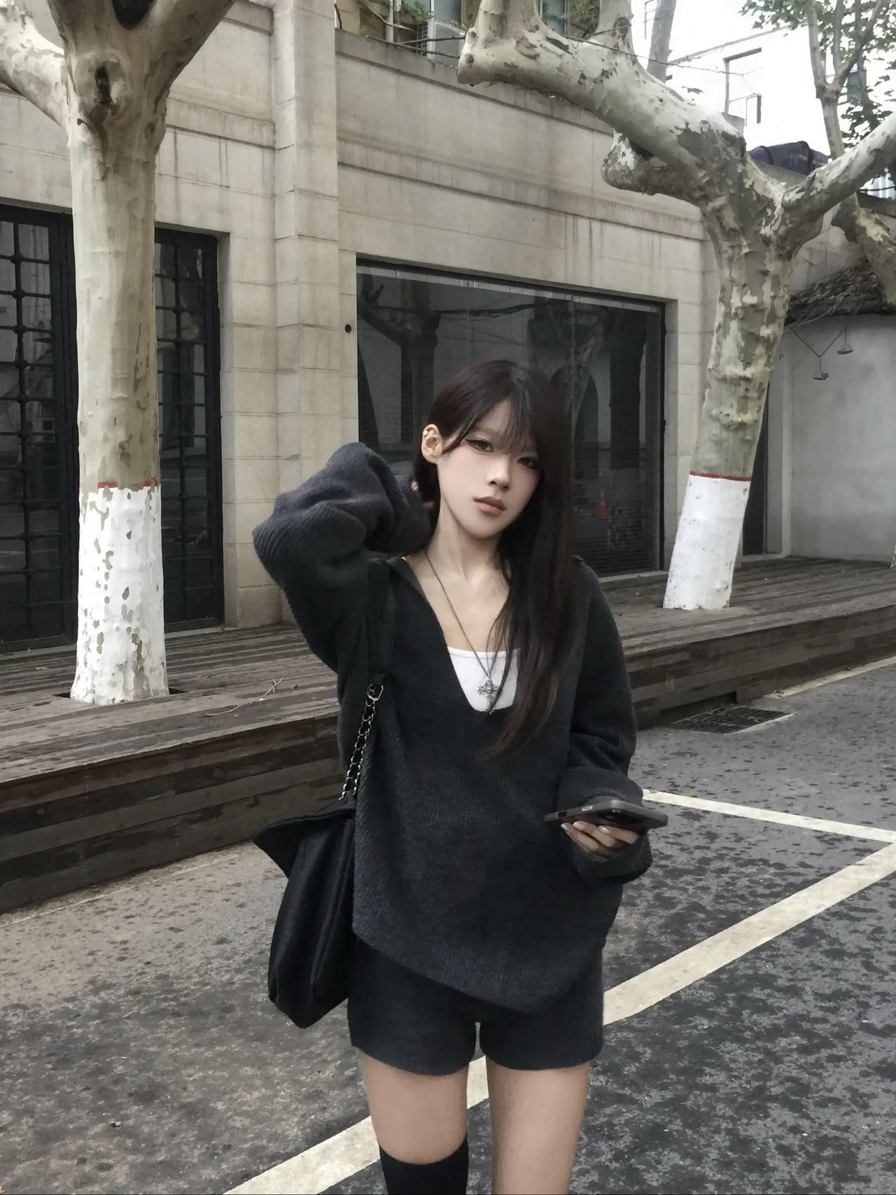 女生穿搭如何又飒又美? 女生想要又飒又美，穿搭上有不少妙招。
半身裙+短靴是个好