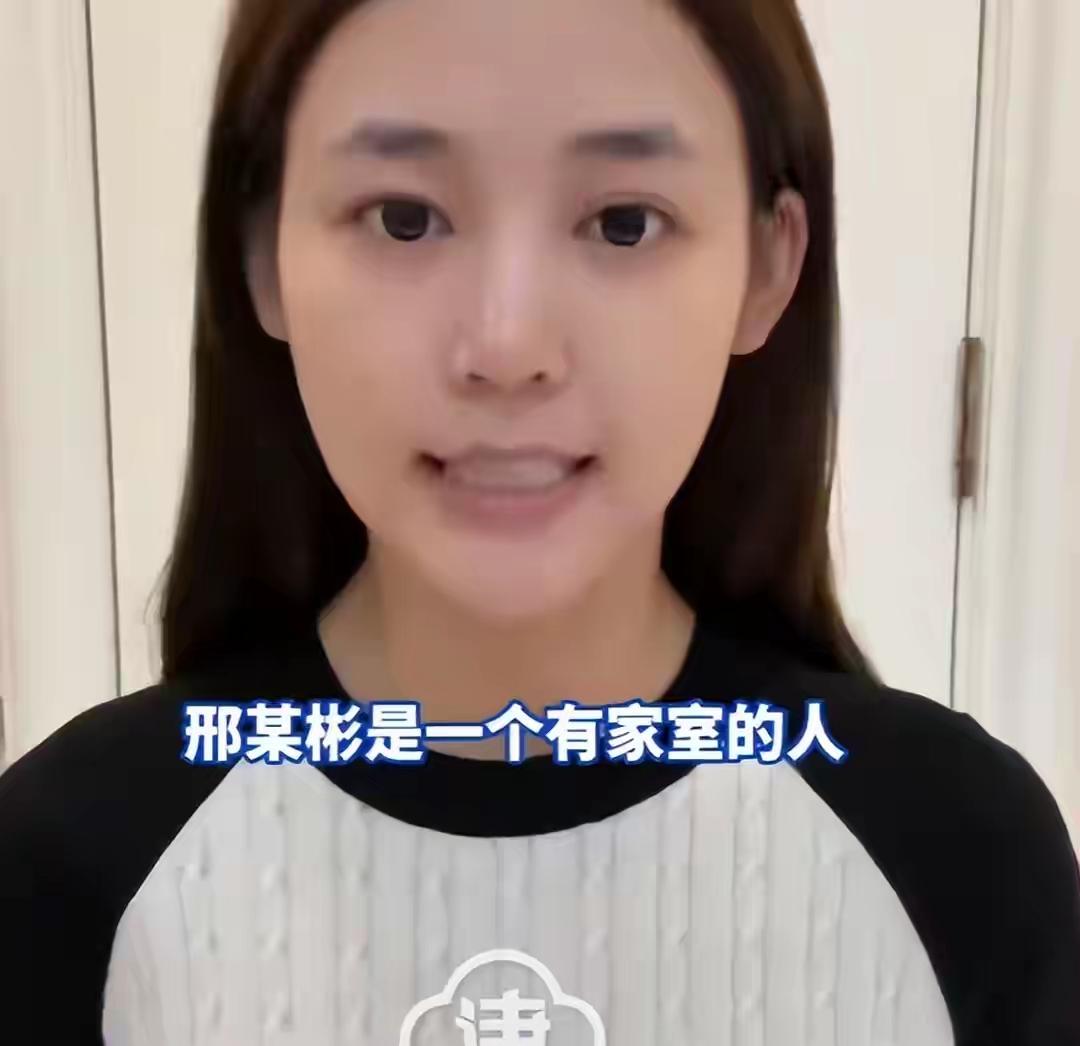 都盯着那男的骂，我也骂。但我琢磨的是另一个事——魏莹要是没结这个婚，会怎样？
