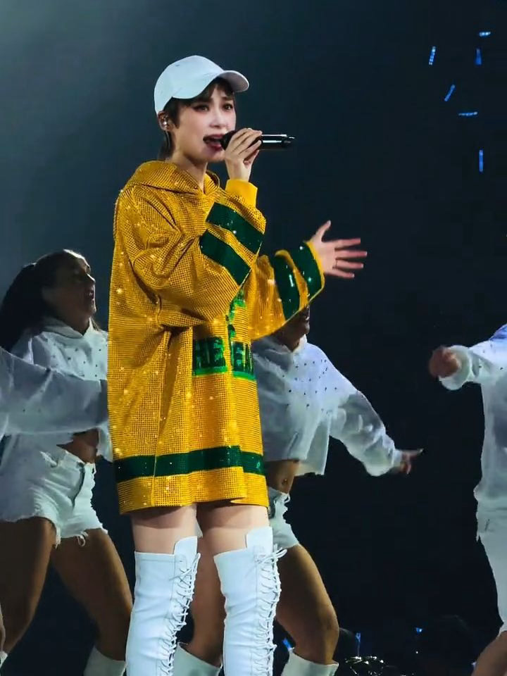 在北京见证李宇春演唱会全新舞台李宇春北京场后劲好大！顶级舞美搭配全新编排的舞台，