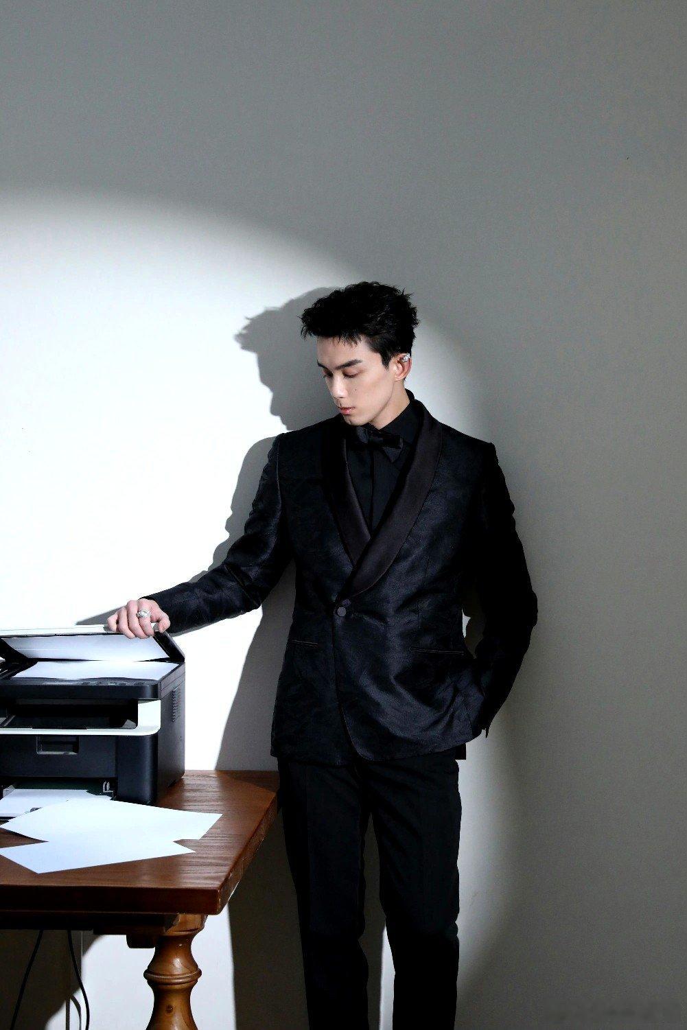 #吴磊黑衬衫##吴磊戴了耳骨夹# 吴磊钓系美男[舔屏] ​​​