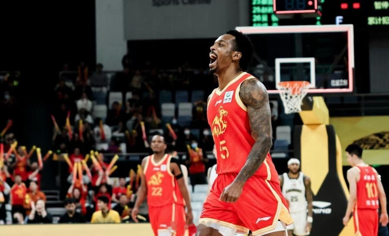 今晚结束的一场CBA常规赛，辽宁男篮以64比96爆冷不敌广厦男篮。广厦男篮vs辽