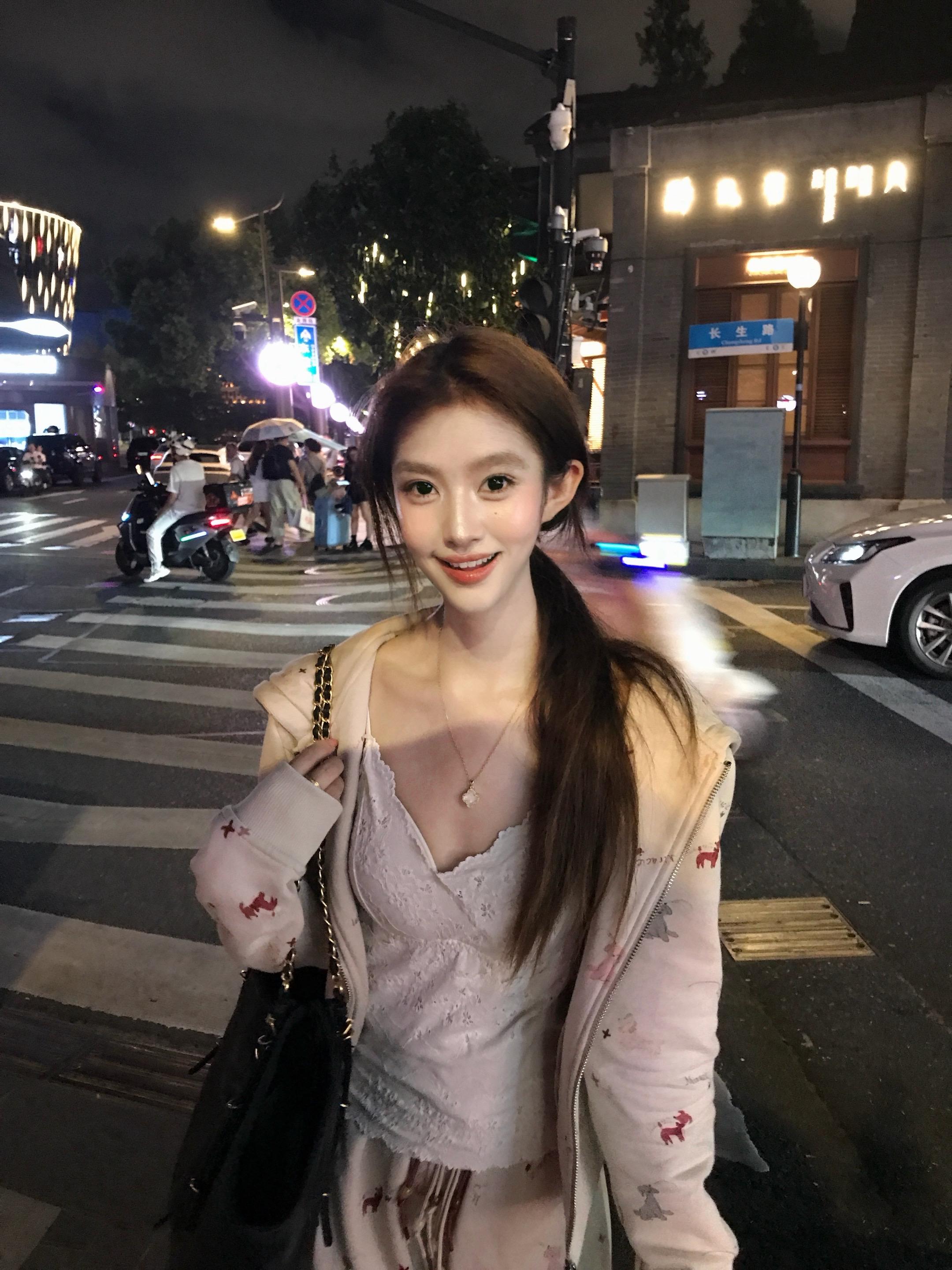 在你眼里 我是否如初见般明媚可爱