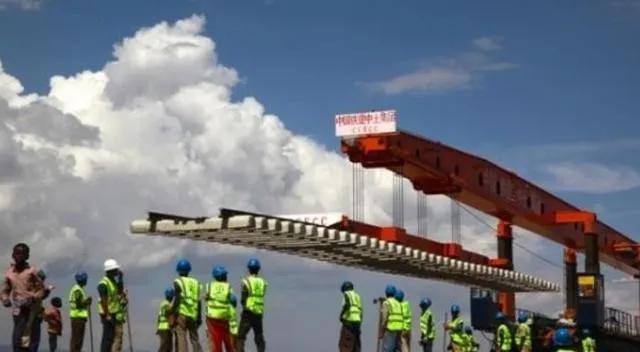 非洲的电网是中国拉的，互联网基站是中国建的，手机也都是中国出的，可当他们打开手机