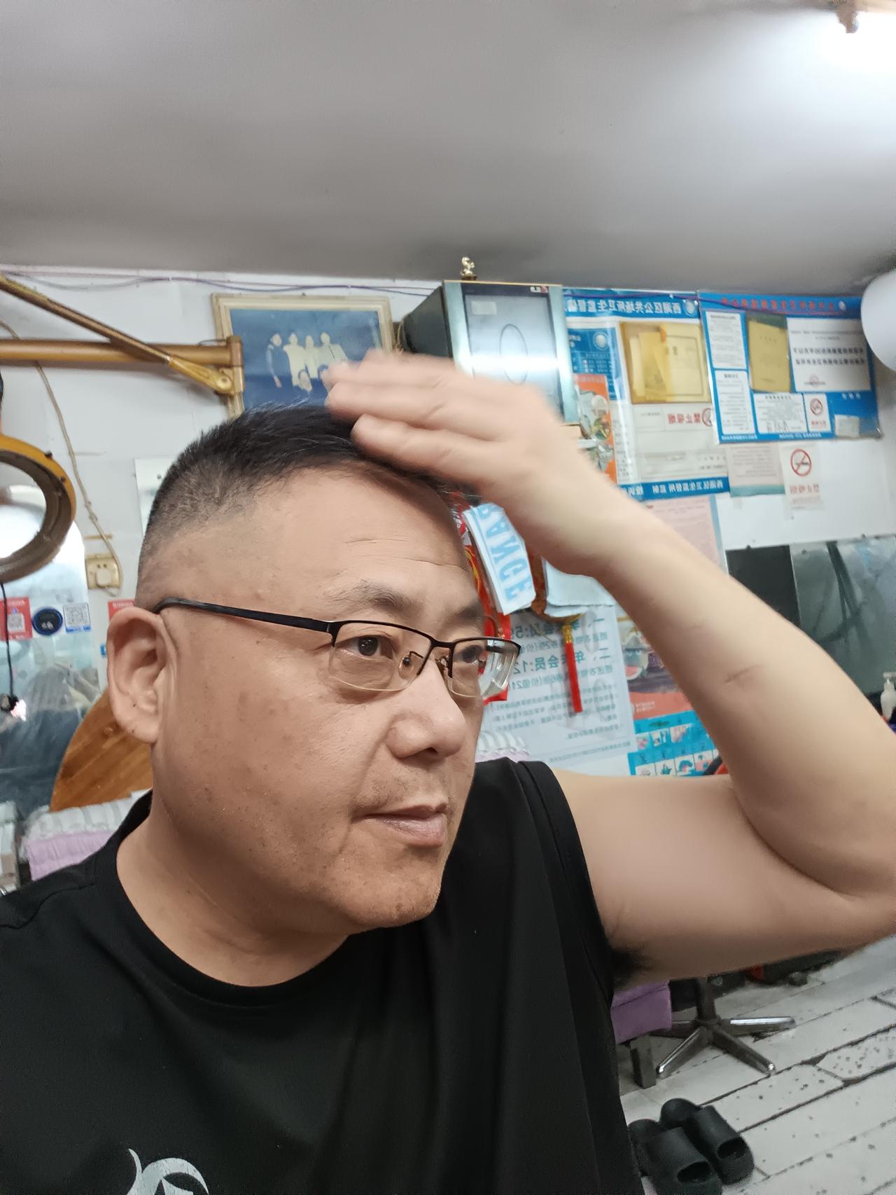 我这个人向来喜欢短发，头发一长就不舒服，20天左右就要理发一次。

前几天，路过