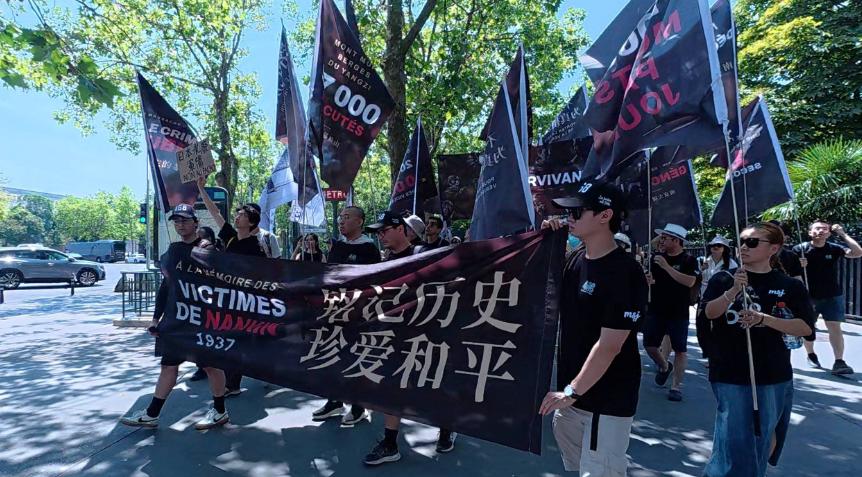 谁看巴黎这一幕不瞬间破防啊！40度高温几百法国人陪留学生徒步40分钟悼念南京遇难