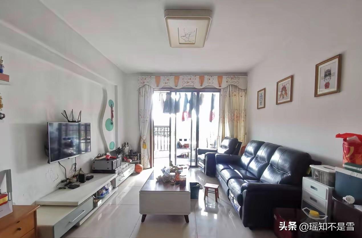 深圳一位退休教师把三居室租给了三个送外卖的年轻人，租金十年没涨。十年后三人合伙开