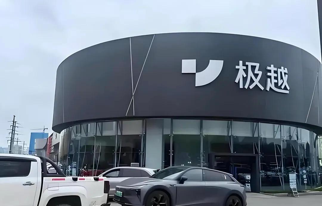 极越07试驾过，底盘跟极氪001是一个东西，车机吊打一众友商的智障车机，智驾仅次