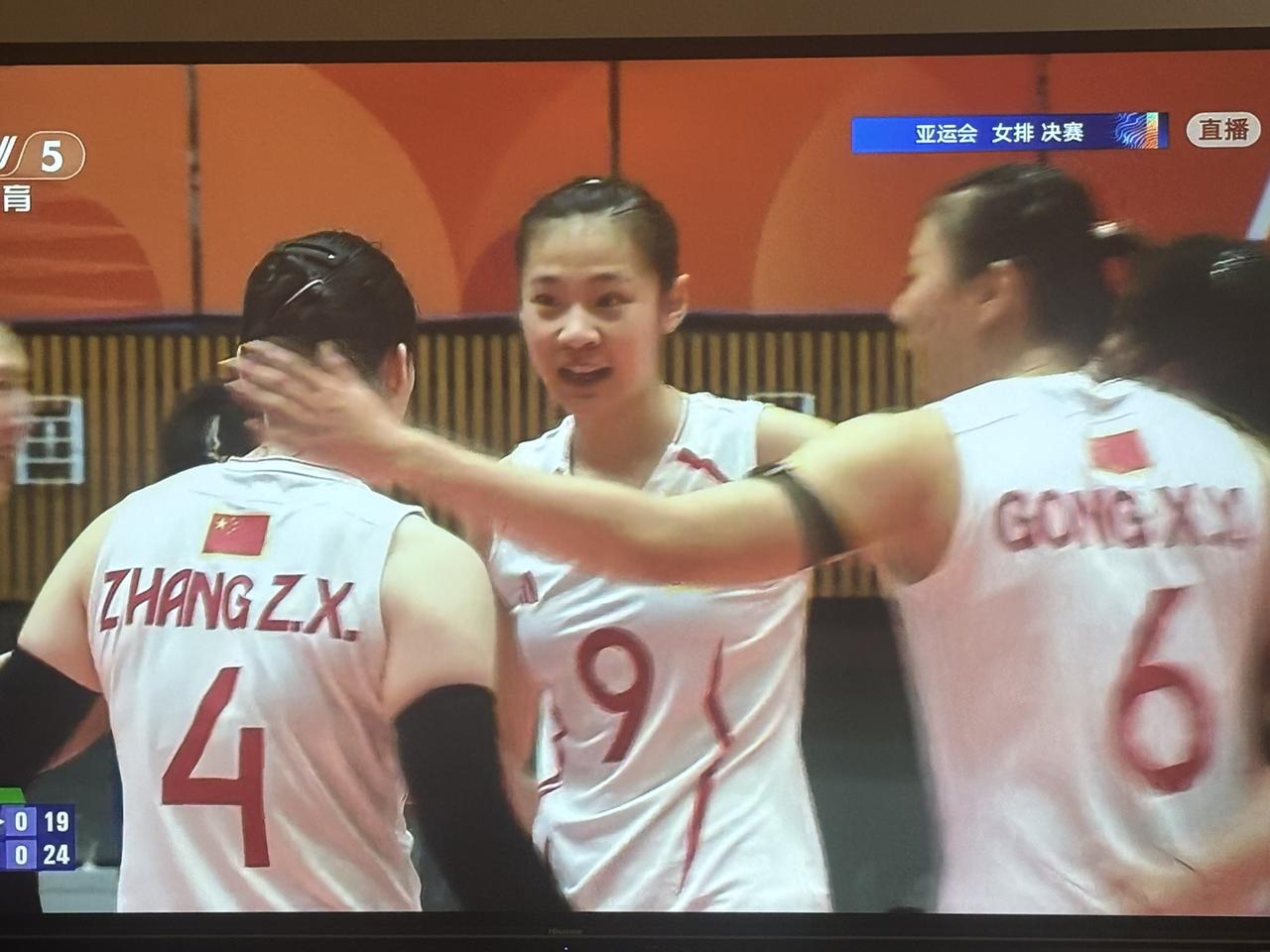 漂亮！中国女排拿下了第一局！

      亚运会女排决赛，中国女排对阵日本女排