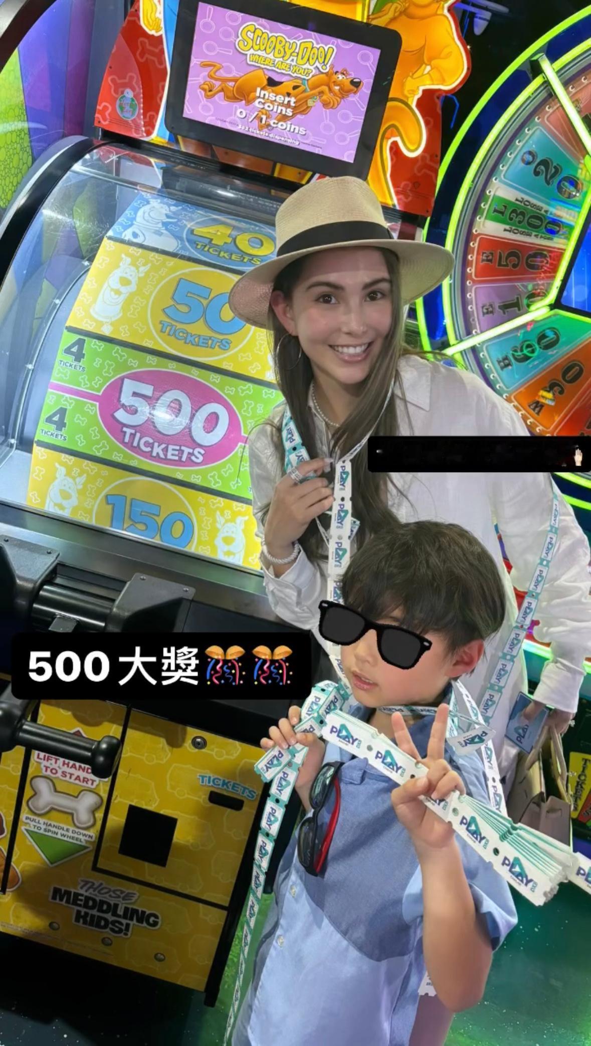 #周杰伦[超话]# [太开心][太开心][太开心]两位宝贝 ​​​