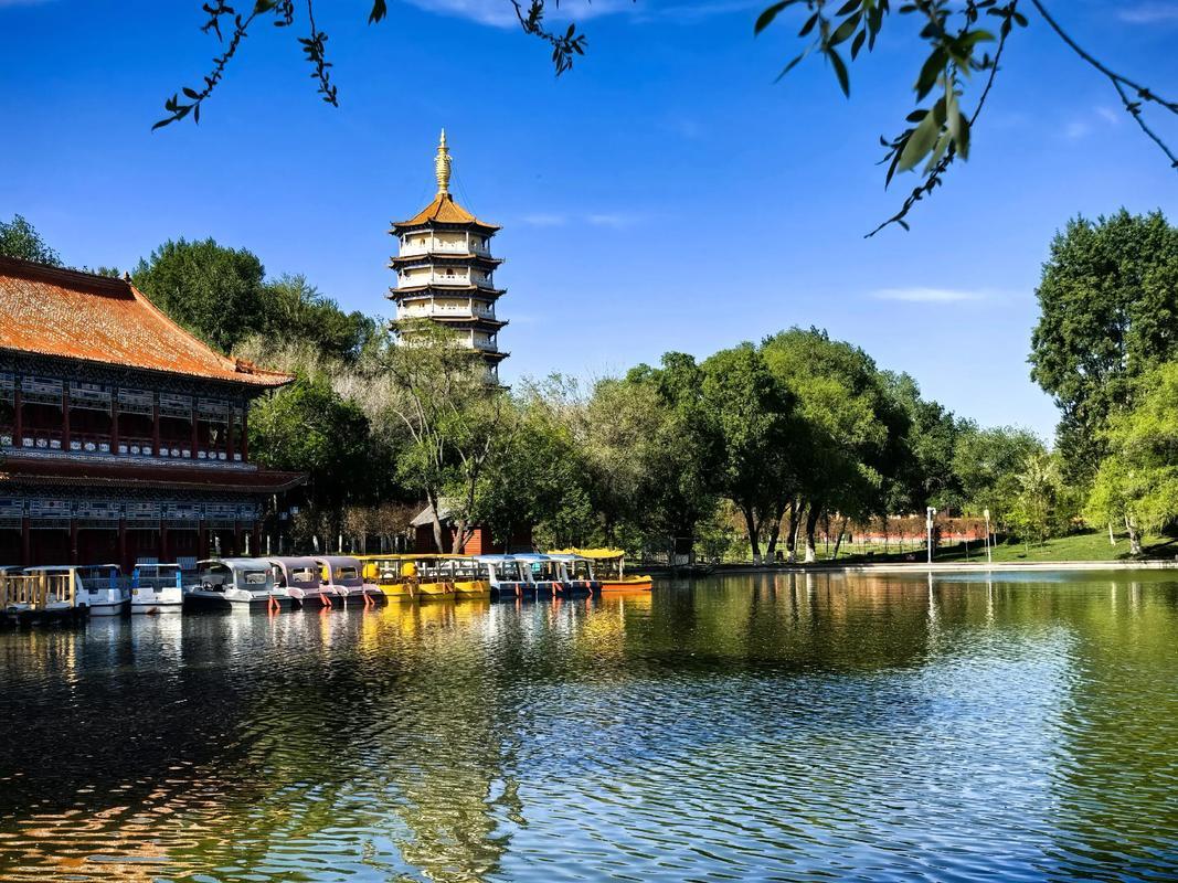 打开去哪儿网和美团，可以看到普通宾馆的房价，都涨到了三四百元，高端一点的国际酒店