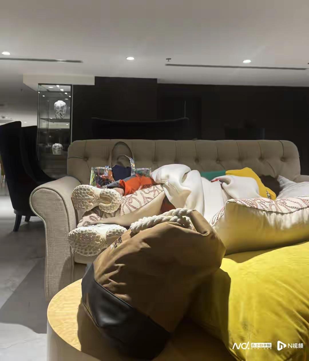 广州游客徐女士陪妈妈跟团游巴林，遇当地因美军基地遭导弹袭击持续轰炸，母女俩吓得弃