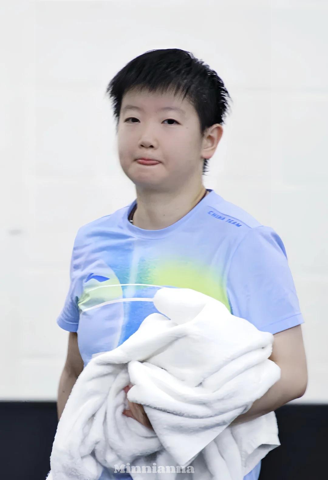 蓝色训练小莎出没
孙颖莎