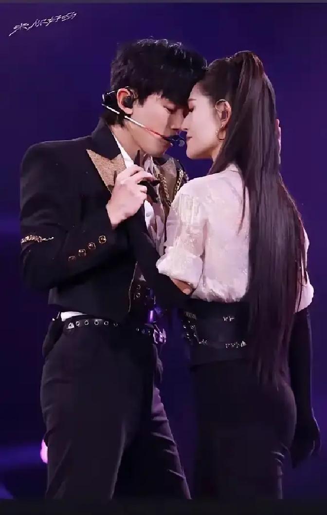 张杰武汉演唱会把谢娜请上台，当场说我爱你还亲了一口。
台下尖叫，网上炸锅。
有人