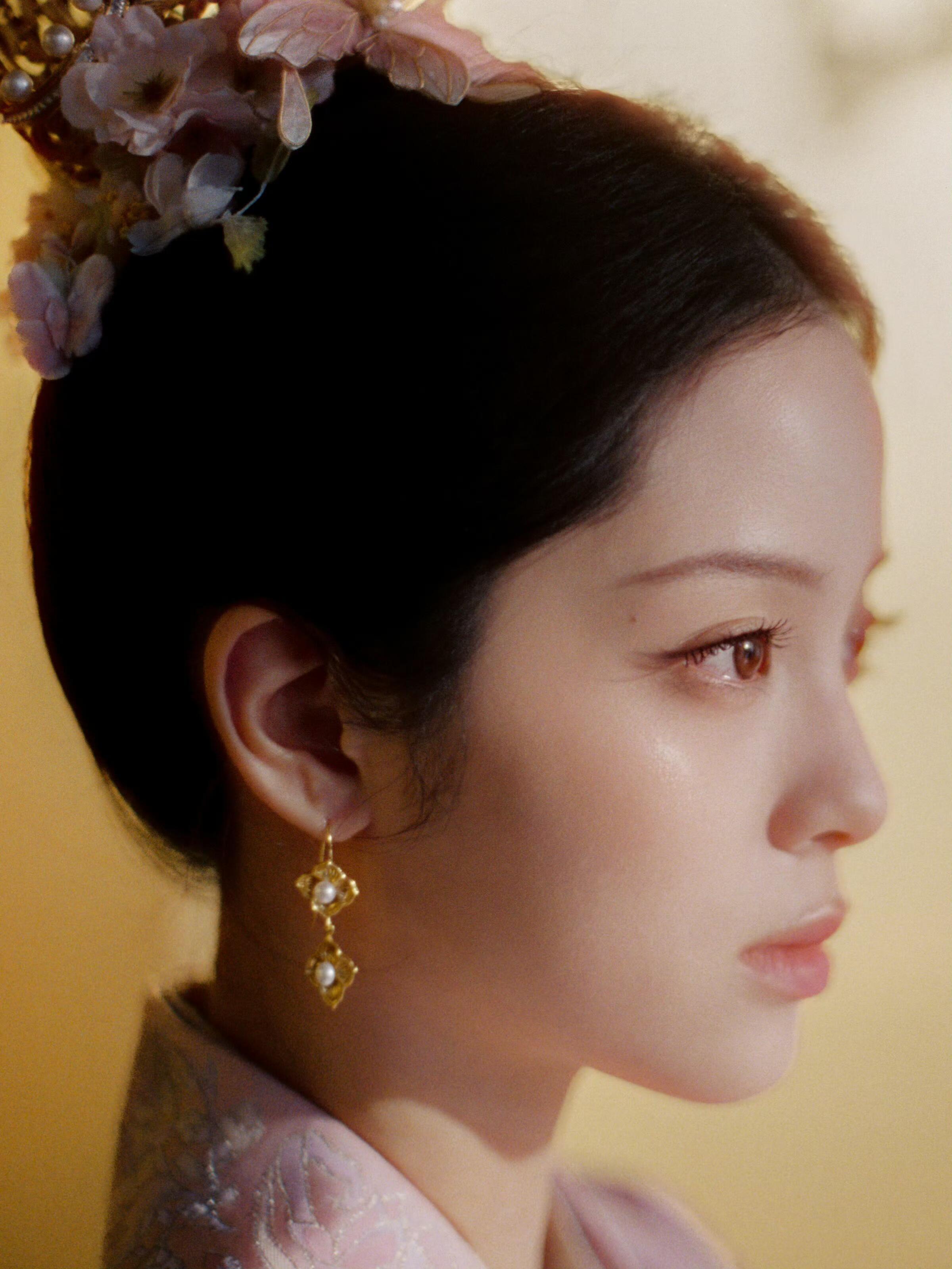 欧阳娜娜古装 看完只想问：欧阳娜娜是偷偷去宋朝旅拍了吗？这组元宵节写真满屏都是高