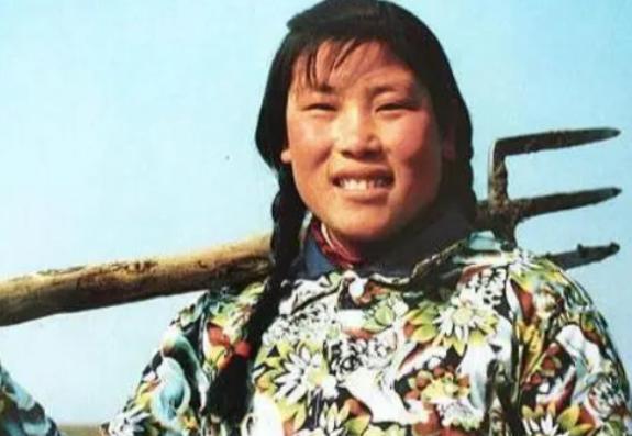 1977年，一山东姑娘魏振芳在田里劳作时，突然发现一颗鸡蛋黄大小的优质巨钻，后来